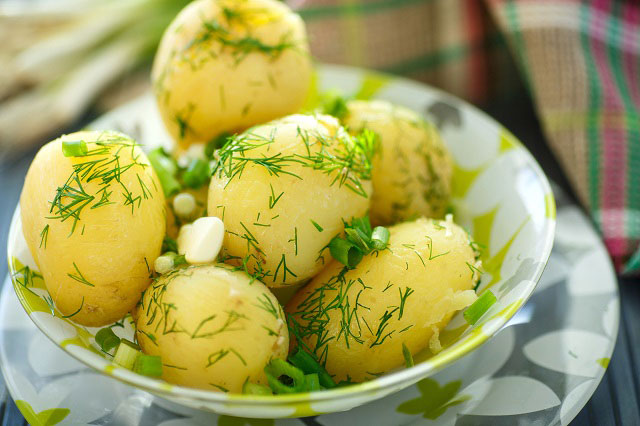 отварной картофель с укропом